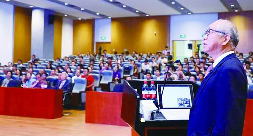 丘成桐:年轻学者要敢于"无法无天"